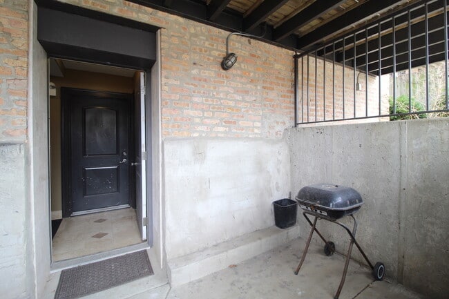 Building Photo - 5528 S Indiana Ave