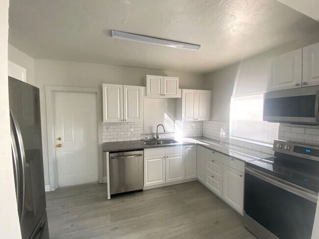 Building Photo - 1006 13th Ave W