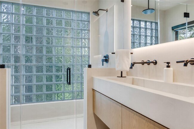 Building Photo - 1000 NW 9th Ct