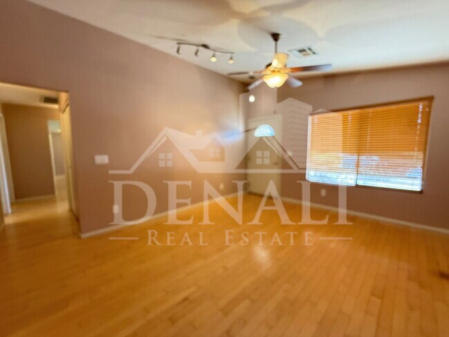 Building Photo - 2102 W Knox Rd
