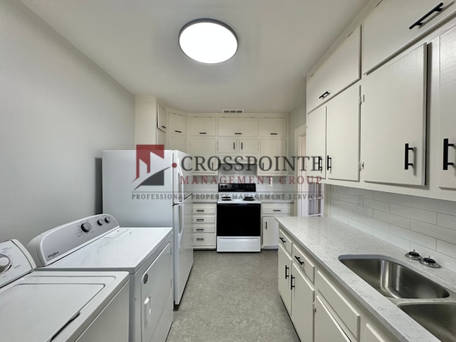 Building Photo - Charming Updated 2-Bedroom in Historic Quadplex Near Downtown Tyler!