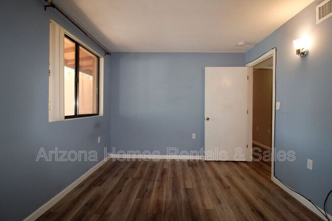 Building Photo - 350 N Silverbell Rd