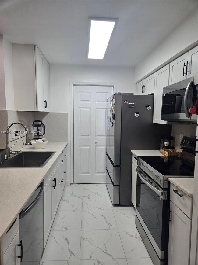 Building Photo - 733 Riverside Dr