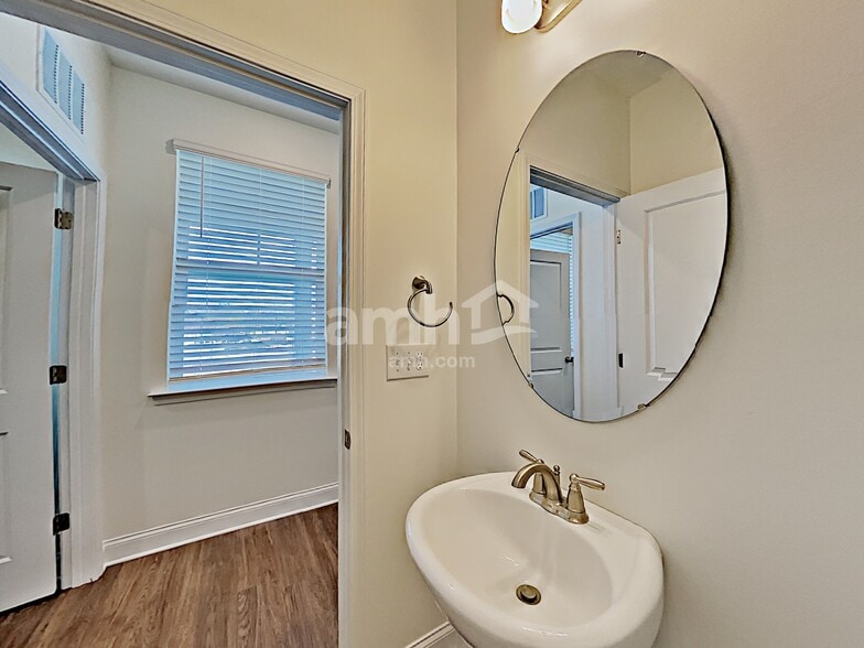 Building Photo - 204 Glenwood Dr