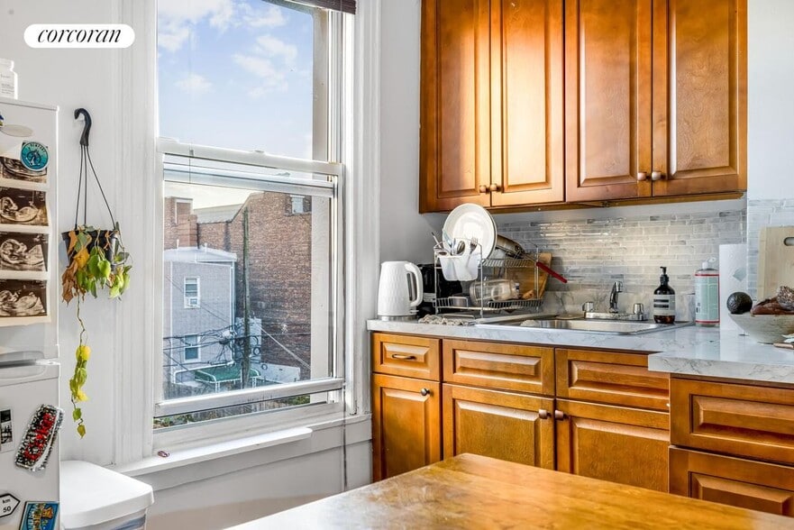 Building Photo - 276 Ainslie St