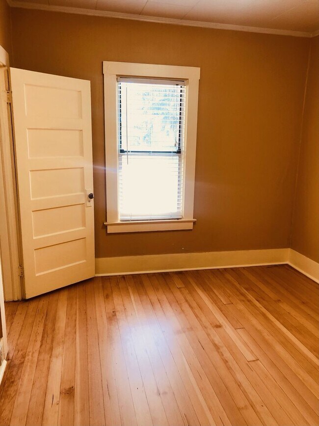 Building Photo - Historic Downtown Bend 1 Bed/1 Bath - NW Florida Ave