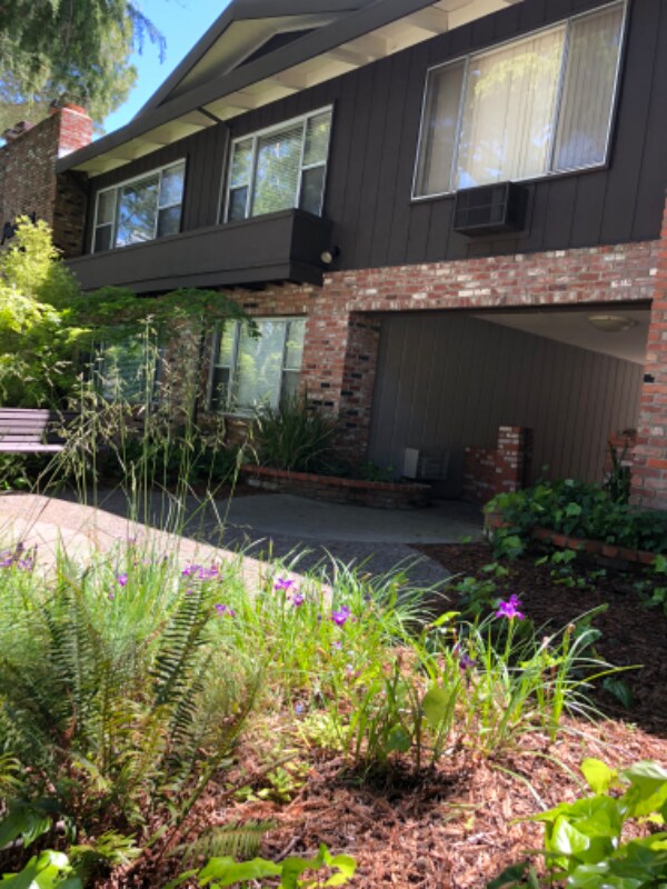 Building Photo - 2096 Ascot Dr