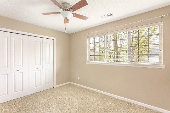 Building Photo - 3 Bedroom 2.5 Bathroom Townhome in the Hea...