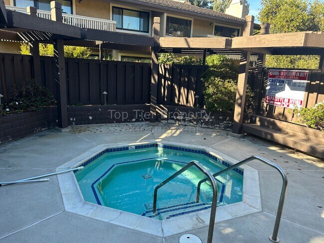 Building Photo - Beautiful 3 bed / 2.5 bath Townhome in Carlsbad