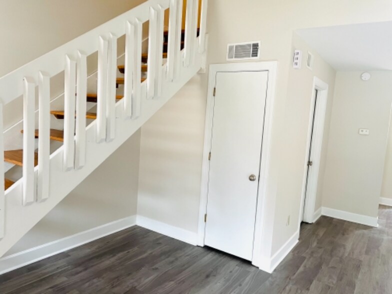 Building Photo - 206 Rock Knoll Dr