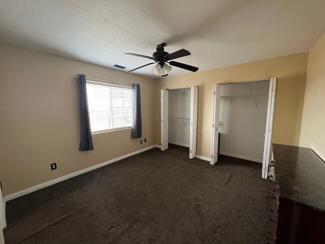 Building Photo - 3 Bedroom 2 bath with Garage