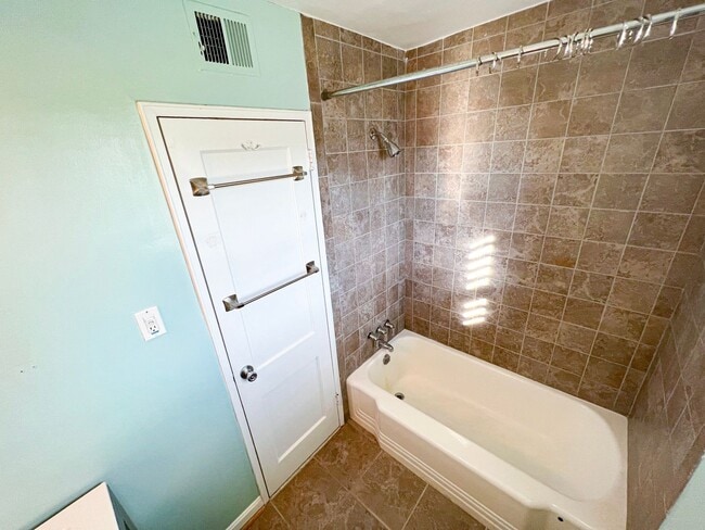 Building Photo - Sun-filled 1 Bed 1 Bath Condo With Garage Parking In The Heart Of Ballston - Water Included