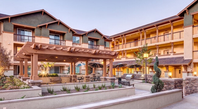 Building Photo - Broadway Villas