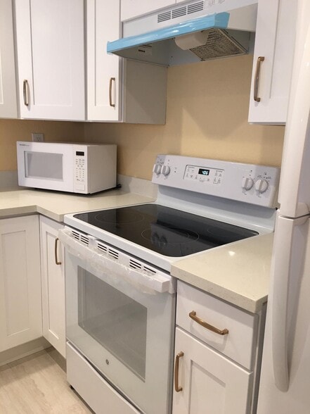 Easy-to-clean glass top stove oven, range hood and tile floor - 5318 Borneo Cir