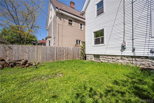 Building Photo - 95 Russell St