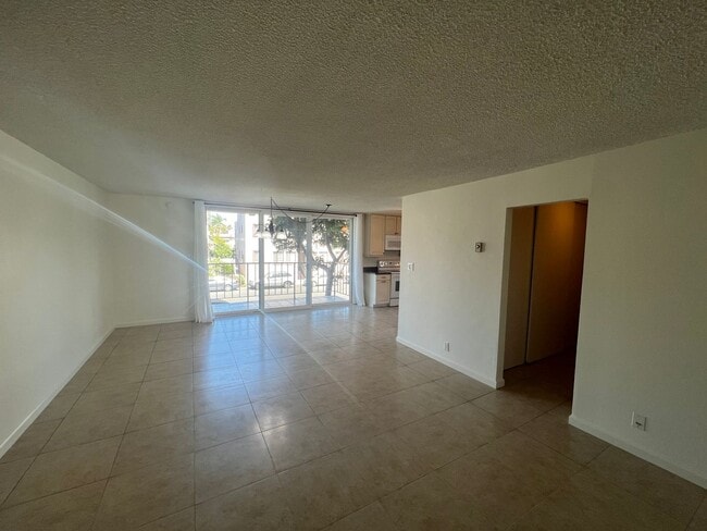 Building Photo - 2 Bedroom 2 Bath Spacious Condo For Rent in Long Beach Comes with Assigned Garage Space - Marketi...