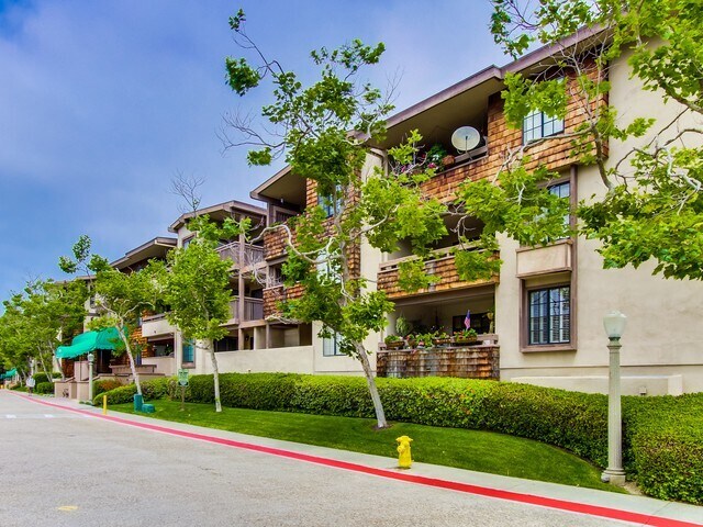 Building Photo - 8860 Villa La Jolla Dr