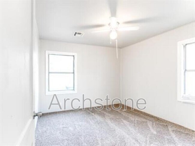 Building Photo - 1004 Sandra Dr