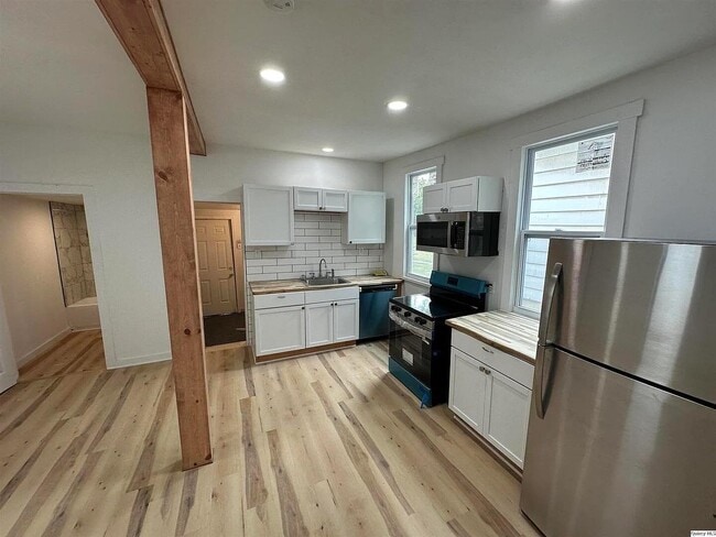 Building Photo - 836 Adams St