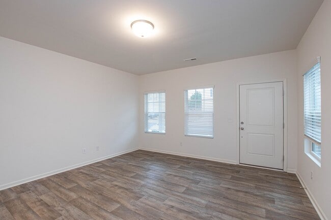 Building Photo - BEAUTIFUL 2 BD Townhome in MIDLAND AVAILAB...