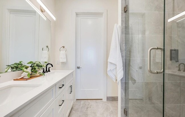 Building Photo - 1902 N Carroll Ave