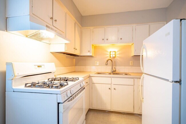 Building Photo - 311 E Jenkins Ave