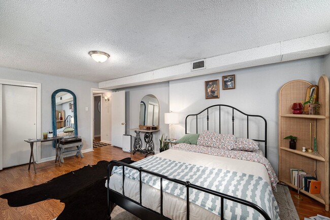 Building Photo - 2 Bedroom, 1 Bath Garden Level Unit in Park Hill