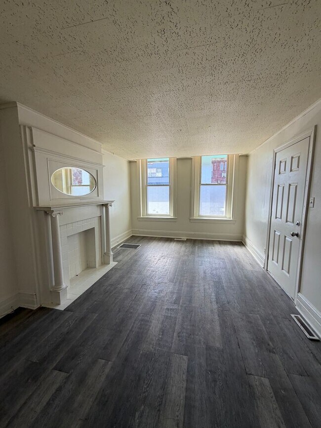 Building Photo - 717 W Market St