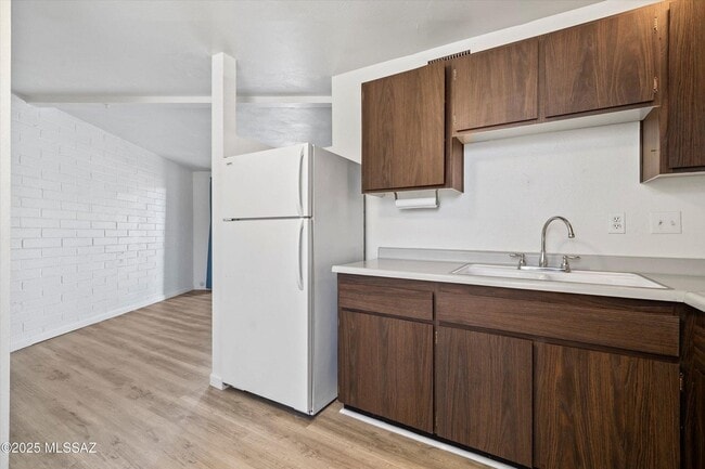 Building Photo - Move In Ready Unit! 1 Bed 1 Bath New Flooring!