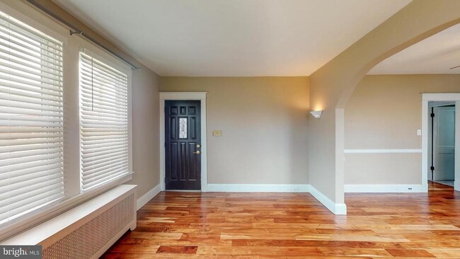 Building Photo - 121 W Elm Ave