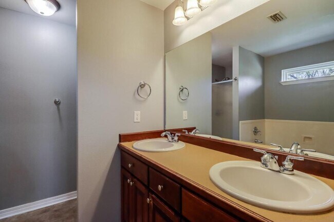 Building Photo - 17259 Moran Rd