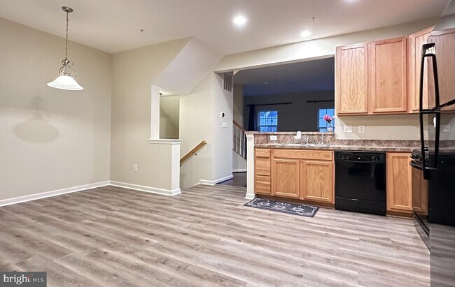 Building Photo - 920 Hopkins Cor