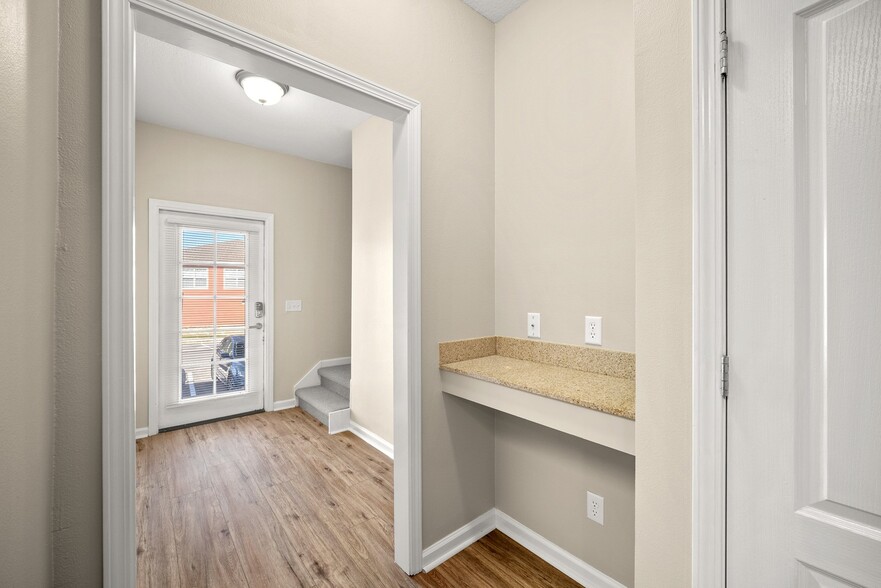 Building Photo - 810 Arbor Lake Dr