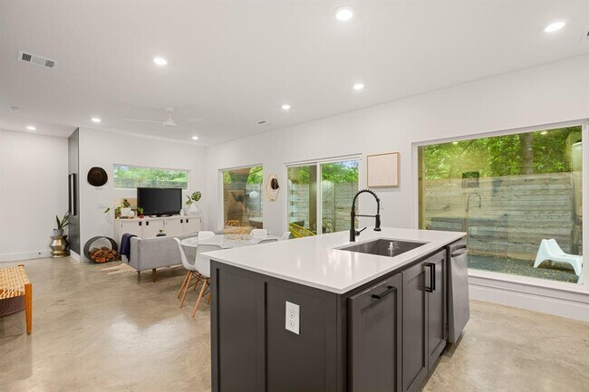 Building Photo - 1413 Montopolis Dr