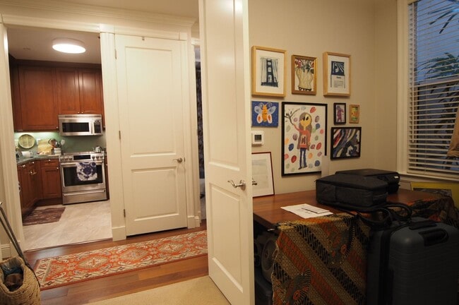 Building Photo - Cozy and spacious 3br condo in Presidio Heights