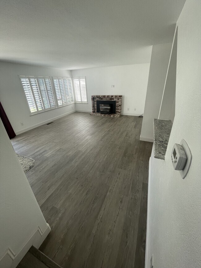 Building Photo - 7216 Roxanne Ln