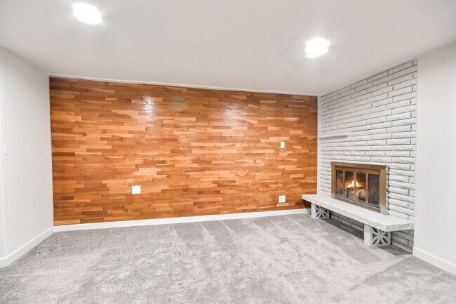 Building Photo - Beautifully renovated Home Briarwood!