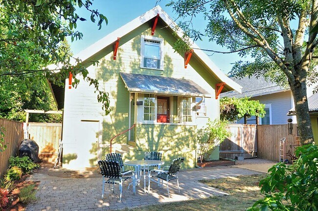 Building Photo - Delightful Remodeled Alberta Arts 3 Bed/2 Bath Bungalow