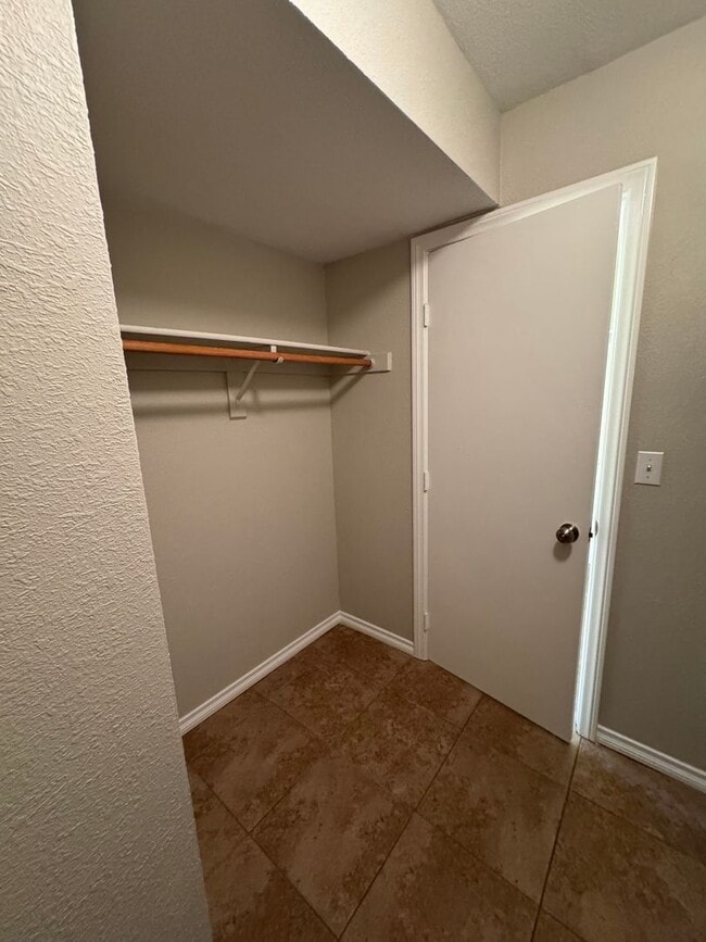 Building Photo - Transformed Townhome