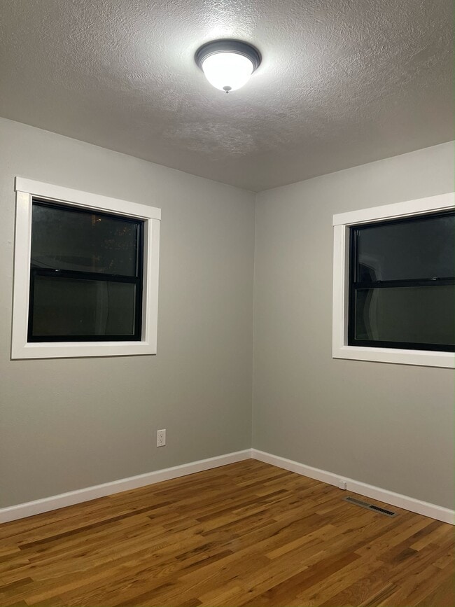 Building Photo - 2908 Meadowbrook Dr