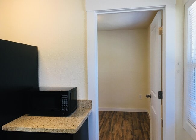 Building Photo - 4550 Lakeshore Blvd