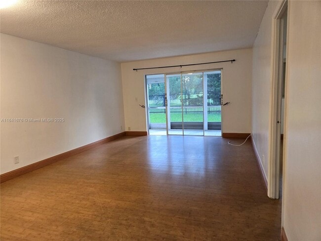 Building Photo - 950 Hillcrest Dr