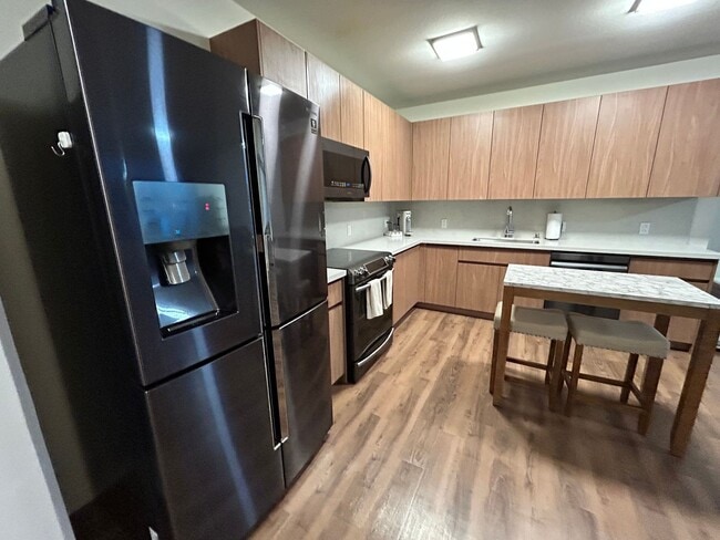 Building Photo - Penthouse 1-bedroom with 2-Parking!