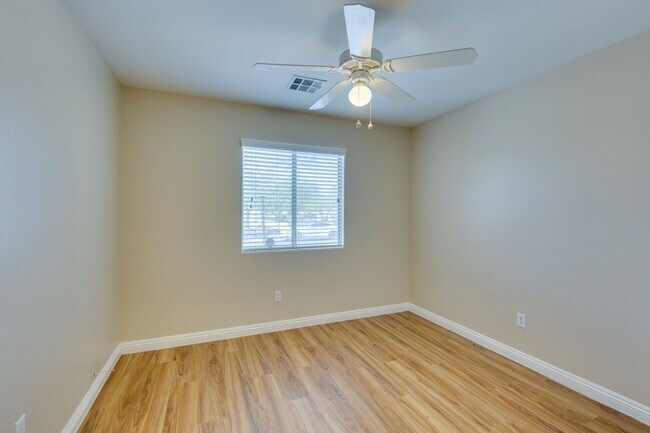 Building Photo - Single story 3 bedroom home in a lovely NW...