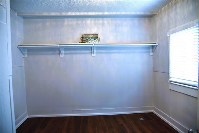 Building Photo - 900 W Chestnut St