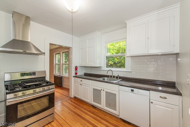 Building Photo - 92 Watchung Ave
