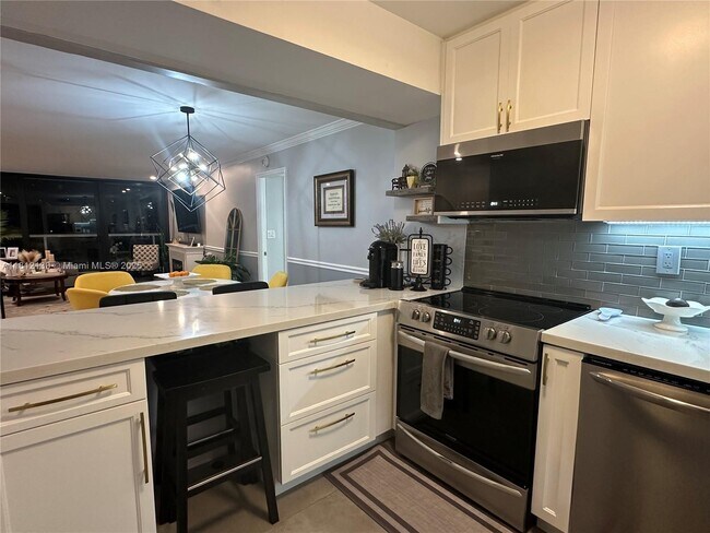 Building Photo - 3701 N Country Club Dr