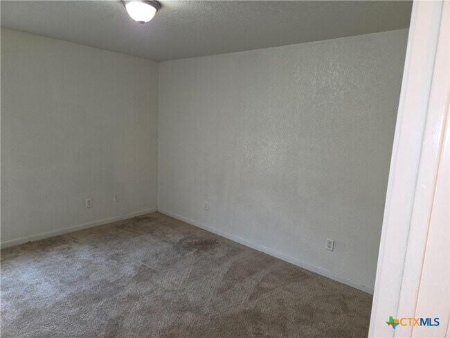Building Photo - 611 Olaf Dr