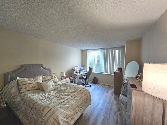 Building Photo - 440 N McClurg Ct