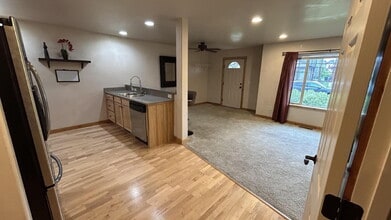 Building Photo - "Luxurious 3-Bed, 3-Bath Townhouse with Fi...